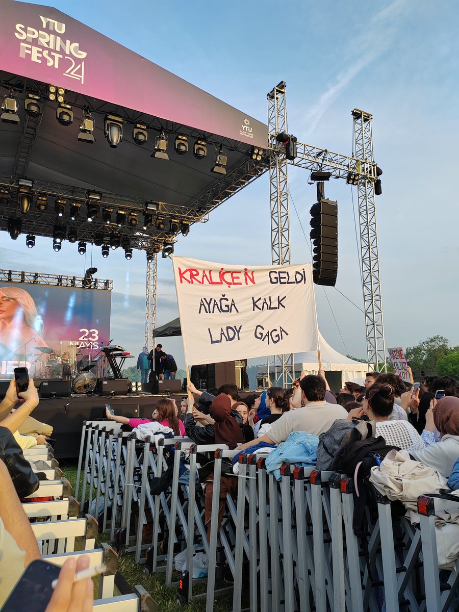 Geçen yıl festival sahnesine adım atan Kraliçe Hande Yener’in yokluğunda, kampüs karanlığa gömülmüştür. 

Tek çözüm: TAHTA GERİ DÖNÜŞ.

Bi konser daha efso olmaz mıydı ya