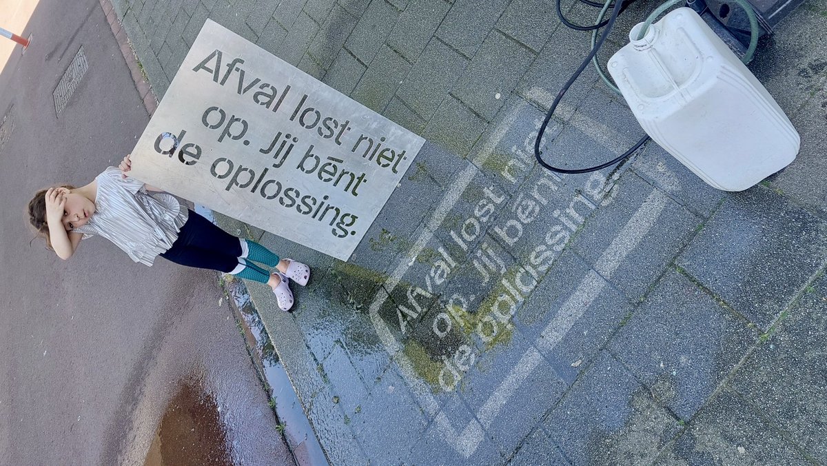 zwerfieRdam's tweet photo. Het Ammersooiseplein is flink wat leuzen over zwerfafval rijker na de Agniese Lentemarkt deze middag. Zwerfie was erbij met #zwerfeologie, boeken, tips voor afvalreductie, opruimmaterialen en met #cleangraffiti!
#zwerfierotterdam #agniesebuurt #lentemarkt #rotterdam #zwerfafval https://t.co/ayXqiLdYBN