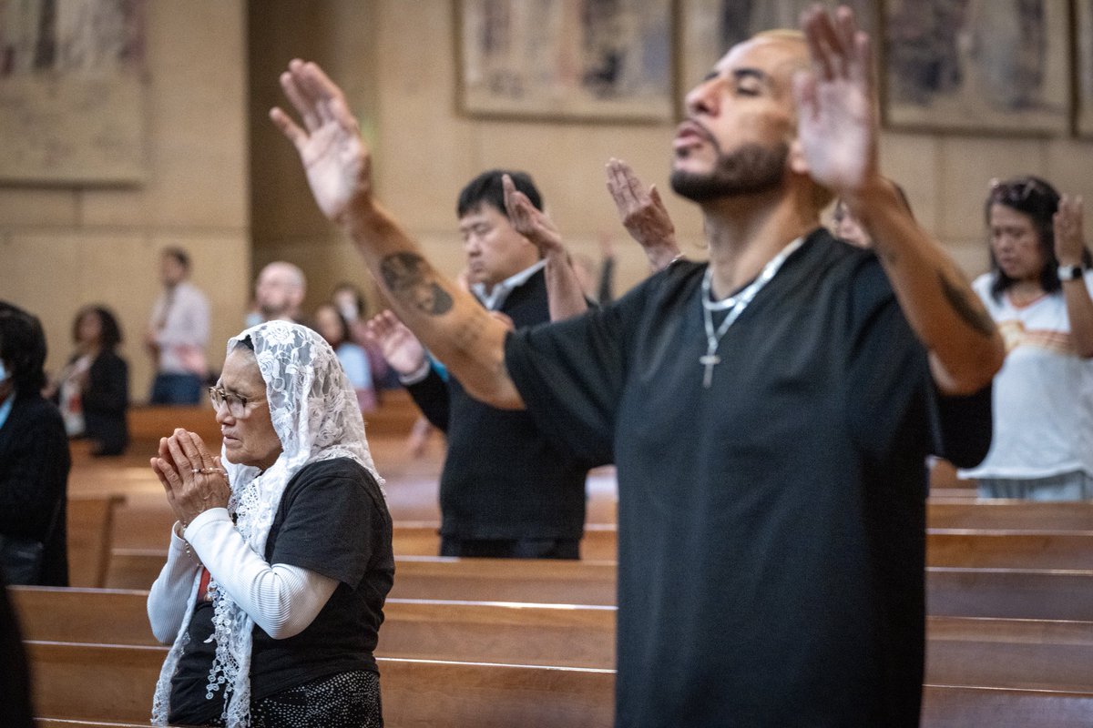 People pray for new Pope Pope Leo XI at the Cathedral of Our Lady of the Angels in Los Angeles #PopeLeoXIV #LosAngeles #Catholic #Nikon