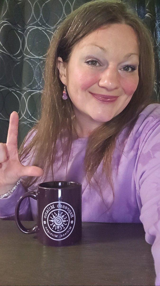 thatMGOBLUEgirl's tweet image. It's #WorldLupusDay so you know I have to stop by in all of my purple glory to help spread the word💟🗣   #PutOnPurple &amp;amp; give us an #LHandSign or retweet to help us #MakeLupusVisible ✌️💜🦋One of these days we WILL find the cure!!!
