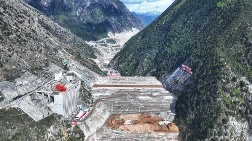 finifugaltech's tweet photo. Çin’de inşa edilen Shuangjiangkou Barajı, tamamlandığında dünyanın en yüksek barajı olacak. 315 metre yüksekliğindeki dev yapı su tutmaya başladı. Barajın yıl sonunda elektrik üretimine geçmesi planlanıyor. https://t.co/zfAuw8mAQt