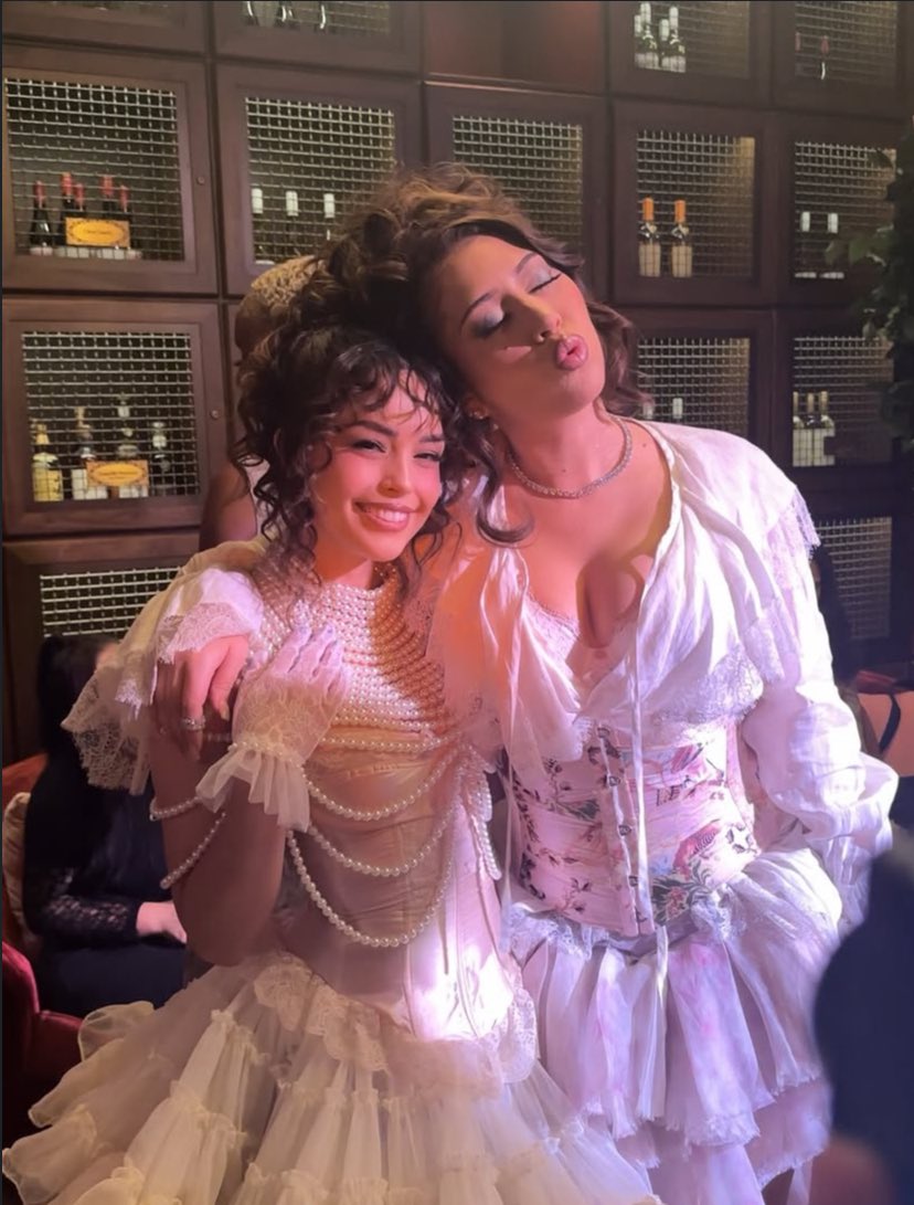 Saracasticcc's tweet photo. Queen Valkyrae at a kali uchis event 🥰 

*googles how to be as cool as Rae* https://t.co/hpA37u74AW