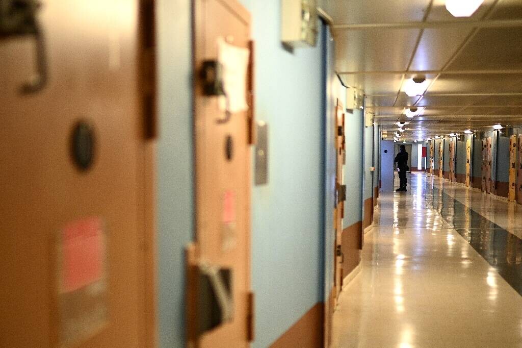 Une "urgence" qui s'apparente à celle d'une crise sanitaire: face à la surpopulation carcérale hors de contrôle, une mission d'urgence commandée par le ministère de la Justice recommande une "réduction de peine exceptionnelle" générale pour "tous" les détenus, sauf exceptions.
👉