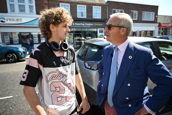 ReformDaily_'s tweet image. ☀️ Nigel Farage spent a fantastic morning meeting his constituents in Frinton-on-Sea - great energy &amp;amp; brilliant conversations all round!

#Frinton #ReformUK