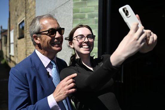 ReformDaily_'s tweet image. ☀️ Nigel Farage spent a fantastic morning meeting his constituents in Frinton-on-Sea - great energy &amp;amp; brilliant conversations all round!

#Frinton #ReformUK