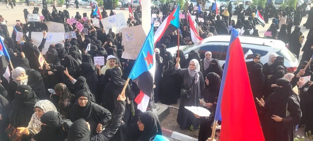 حرائر الجنوب يصدحين بصوت واحد لتوفير الخدمات 

في مشهد يجسد قوة الإرادة وعمق الانتماء خرجت حرائر الجنوب اليوم ليعلن عن رفضهن للواقع المعيشي الصعب الذي يرزح تحته المواطنون. بصوت واحد، صدحت نساء الجنوب المطالبات بتحسين الأوضاع وتوفير الخدمات الأساسية وعلى رأسها الكهرباء، إلى جانب