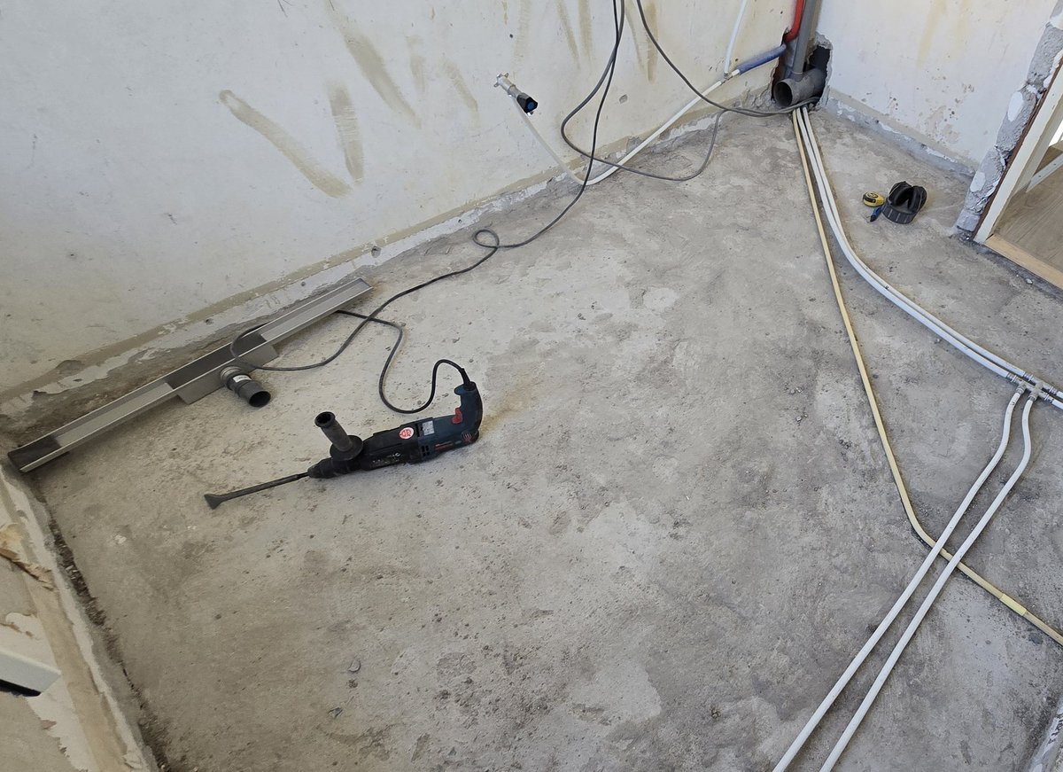 Nieuw klusje, slaapkamer veranderen in een badkamer bij mijn dochter en schoonzoon. Vandaag de dekvloer eruit en sleuven gefreesd 😁