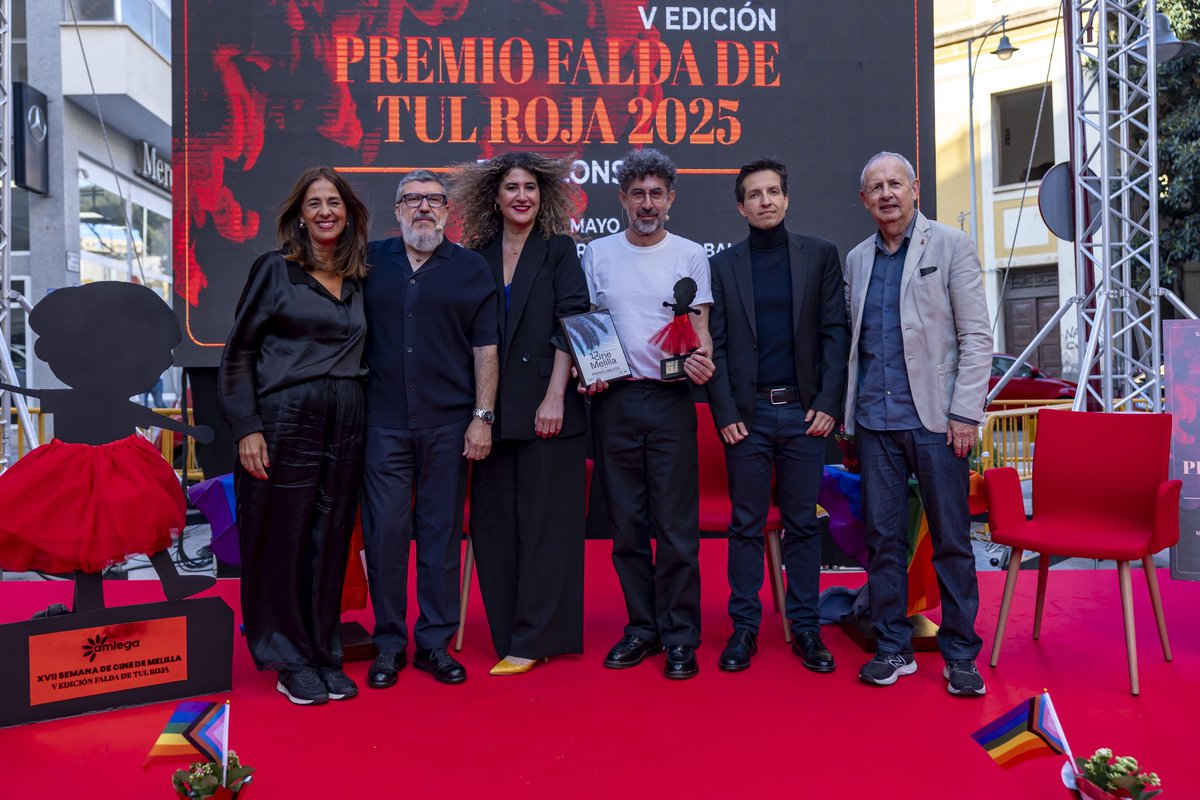 El jueves día 8 de Mayo tuvimos el placer de acoger el premio Falda de Tul Roja otorgada a Piti Alonso por parte de <a href="/AmlegaMelilla/">Amlega Melilla</a> como una de las actividades paralelas de la 17 Semana de Cine de Melilla. 

Os dejamos por aquí algunas fotos del momento 🎬✨