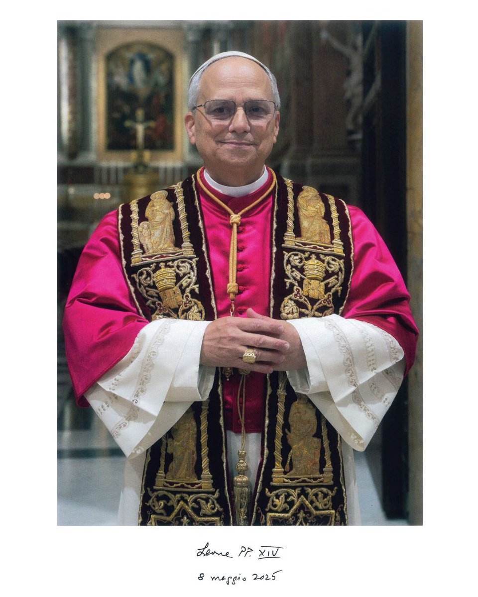eldiario's tweet image. #10May | El Vaticano compartió el retrato oficial y la firma del papa León XIV, quien asumió el liderazgo de la Iglesia católica el #8May.

En la foto, el pontífice luce la muceta roja, la estola bordada, el roquete y la cruz pectoral dorada, todas vestimentas tradicionales