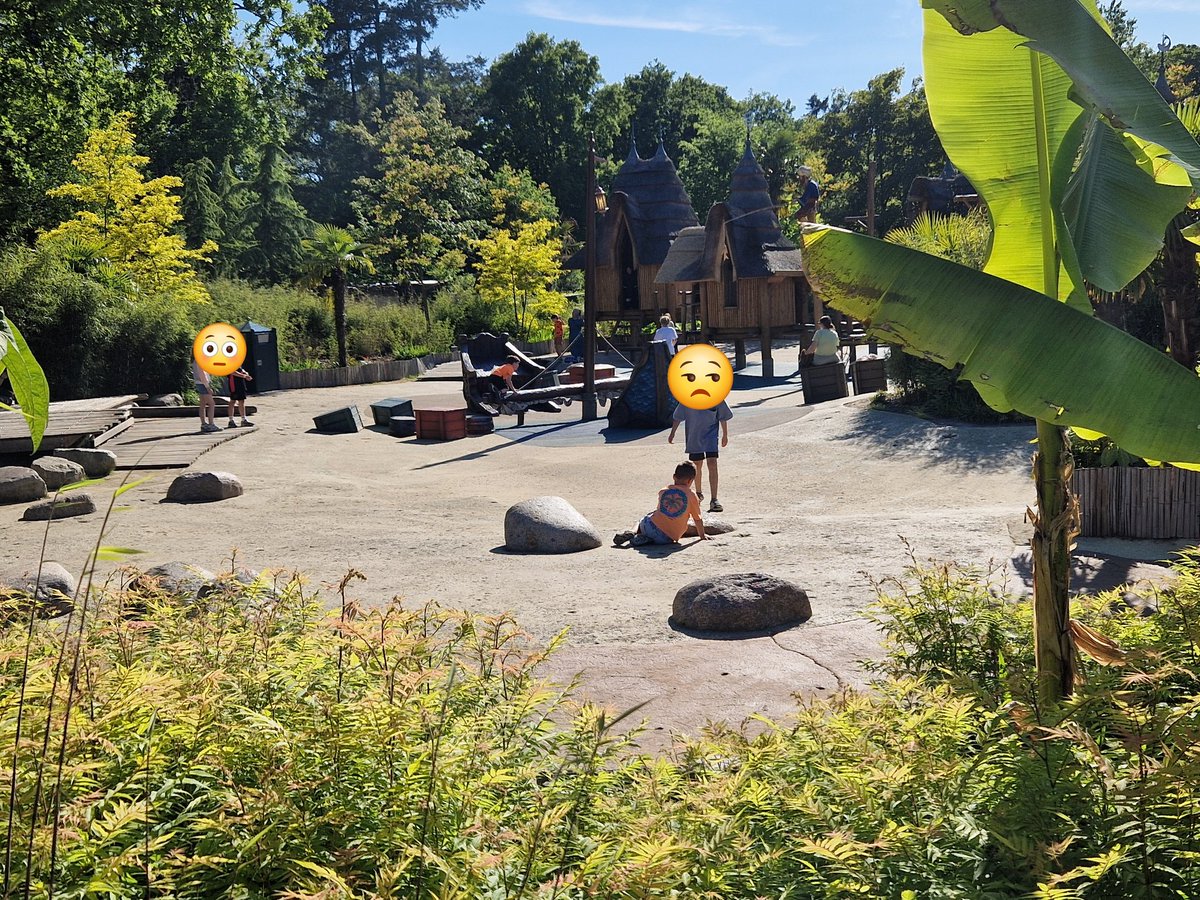 Half mei, al weken mooi weer, vandaag zelfs 25 graden en nog steeds géén water bij 'waterspeelplaats' Archipel. Ben benieuwd hoe warm het moet worden voordat het ding wél gevuld wordt. 🤷‍♂️ #Efteling