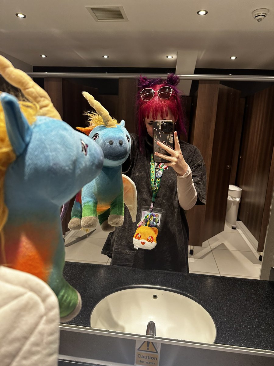 mayximh's tweet photo. lego mythica bits and bobs <3 falling n straight into my lap on the day I close my biz down (temporarily) thank u universe for the little win on the hardest day 💗💗💗 (£3 in a charity shop which I didn’t even know was in town, only BY CHANCE saw him walking past) https://t.co/RsQfzcvJHh