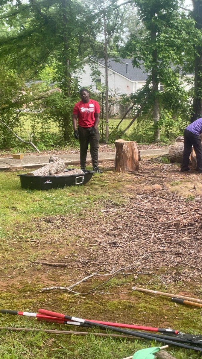Kaleb_Wrigh's tweet photo. Helping out in the community any chance I get. @Habitat_org @RHHSBearcatsFB @BoulwareLeon @CoachAllen316 https://t.co/KFOiFHZCVA