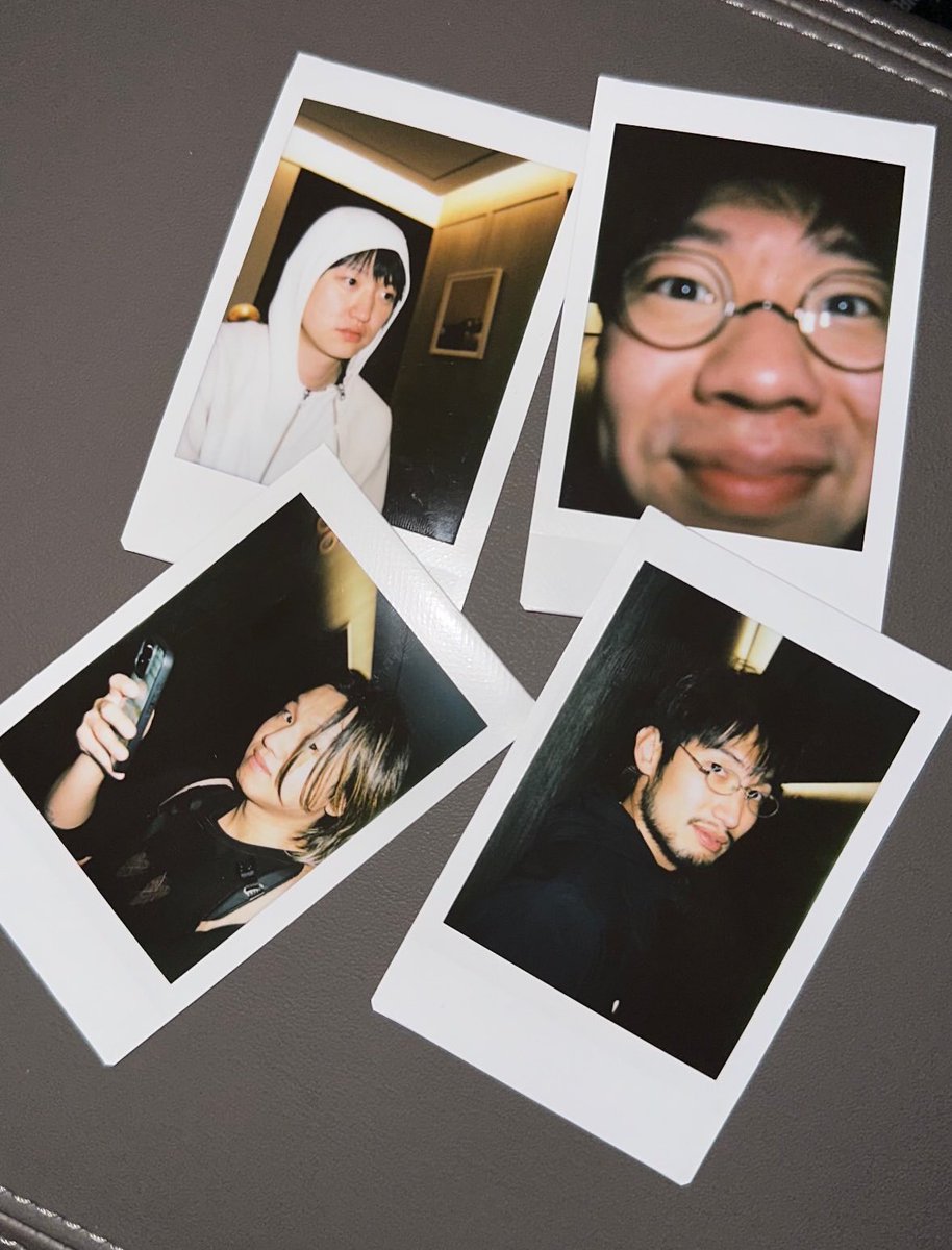 남들은 사진 예쁘게 찍어주고
본인만 카메라 돌려서 광각으로 찍은게🥺