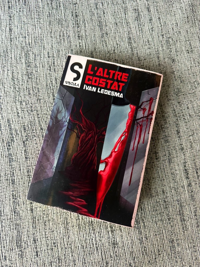 Encara digerint-lo però... <a href="/Ivanledesma/">Ivan Ledesma</a> ho ha tornat a fer. 

Amb L'altre costat t'atrapa fort i no et deixa anar fins que ell vol. 

Parla de la violència de gènere amb una força brutal, girant realitats fins a fer-te dubtar de la teva pròpia.

<a href="/SpeculaLlibres/">Spècula</a>