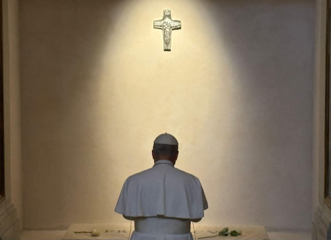 Y mientras los odiadores de papa Francisco siguen odiando hace unos minutos papa León xiv frente a su tumba orando