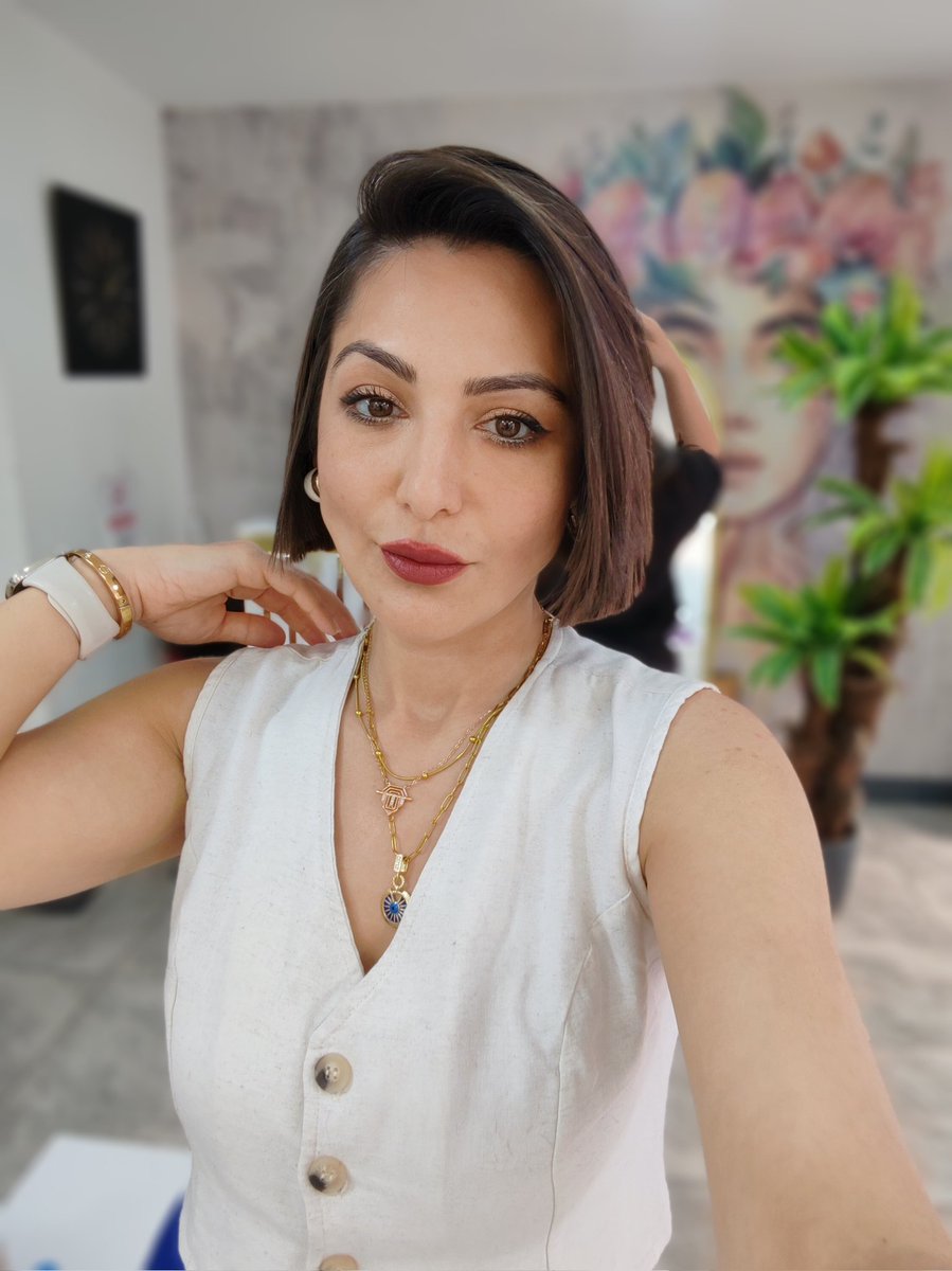 Uzun saç sabır istermiş… Ben cesareti seçtim. Şimdi saçlar daha kısa, bakışlar net. Kadın isterse her şeyi değiştirir, başladı bile🤍💅