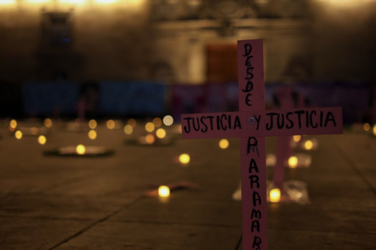 Animal Político (@pajaropolitico) on Twitter photo 🔺Durante la madrugada del 10 de mayo un grupo de madres de víctimas de feminicidio realizaron una velada en el Zócalo de CDMX, mientras se realizaba el montaje del escenario para el festejo del “día de las madres”.
📸 <a href="/Silvanflowers_/">Nunca más.</a>
buff.ly/AXJLySn 🔺Durante la madrugada del 10 de mayo un grupo de madres de víctimas de feminicidio realizaron una velada en el Zócalo de CDMX, mientras se realizaba el montaje del escenario para el festejo del “día de las madres”.
📸 <a href="/Silvanflowers_/">Nunca más.</a>
buff.ly/AXJLySn