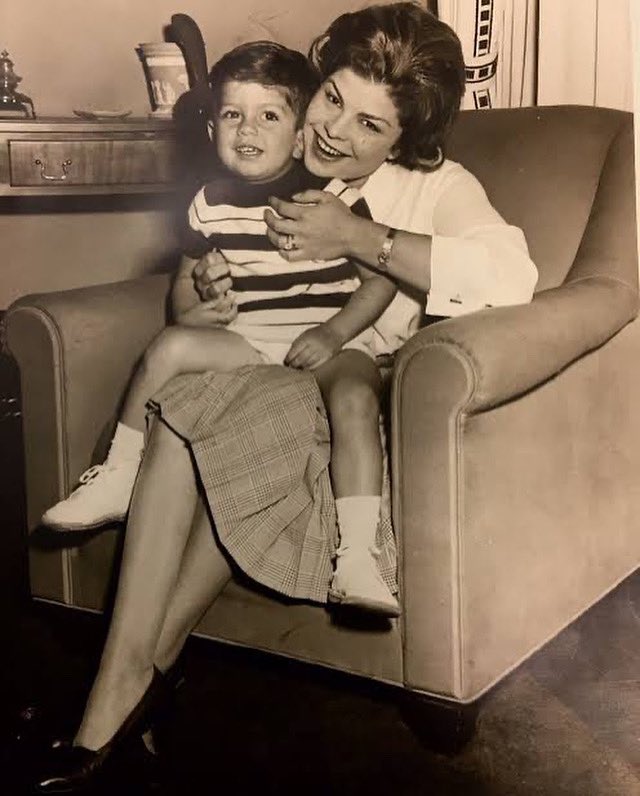 Essa é Maria Sylvia, minha mãe. E esse pequeno em seu colo, sou eu.
Ela nos deixou há muitos anos, mas permanece viva em minhas memórias e em minhas orações diárias.
Se a sua mãe ainda está com você, valorize cada instante ao lado dela.
Hoje também celebro a Bia, minha esposa e