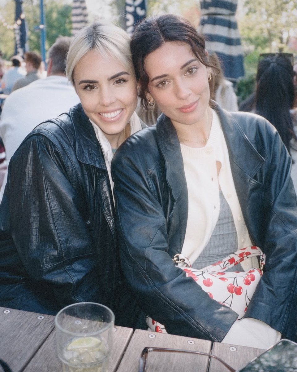 thinkerjas's tweet image. girlfriends