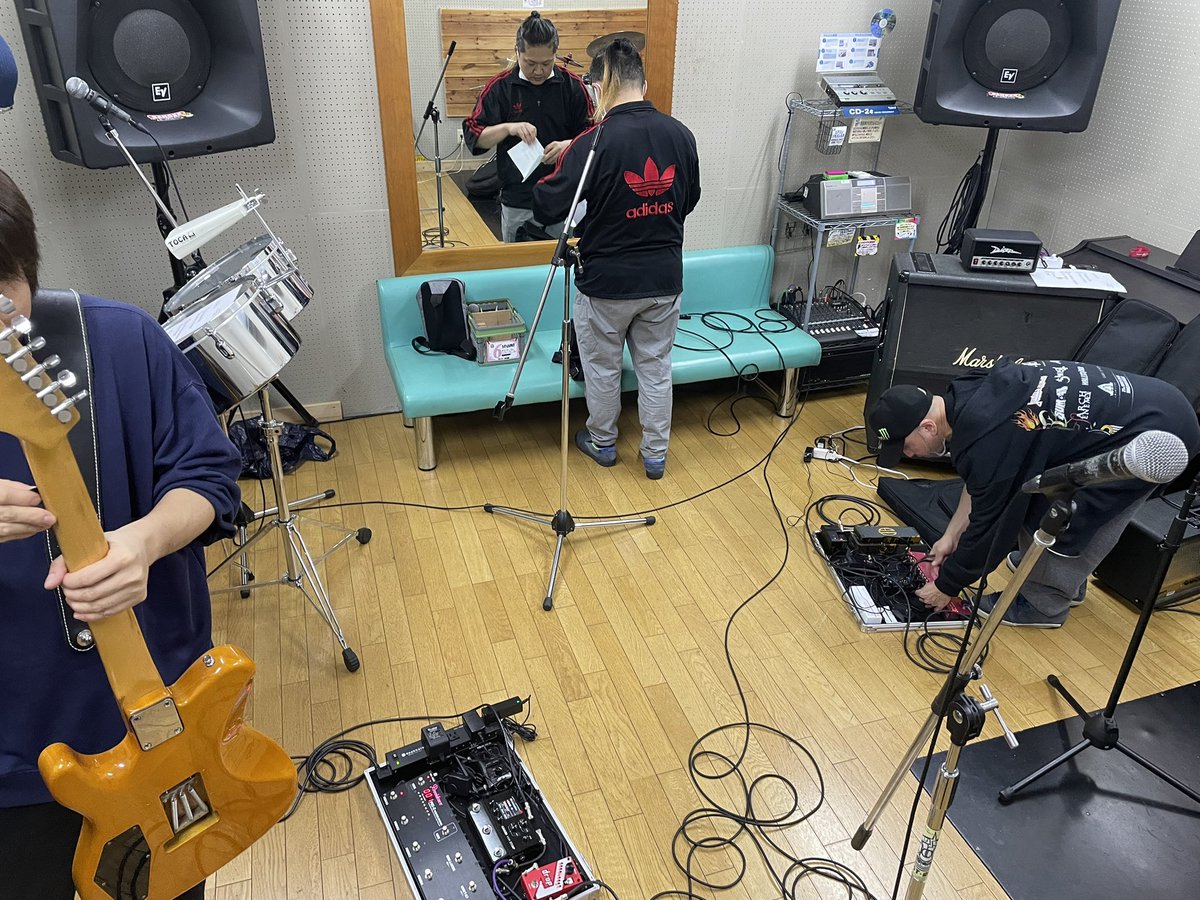 69_knot's tweet photo. 2015年5月10日に、勢いと根拠のない自信でスタートしたFigure"8"KnoT。
あんなメンバーやこんなメンバーもいて、なんやかんか6期目。
現メンバーの皆さん。
本当にありがとうございます \m/

っていうのね、昨日練習終わってから気づいてね。普通にしれっと練習しちゃったよ。 https://t.co/fQsGb3eN24