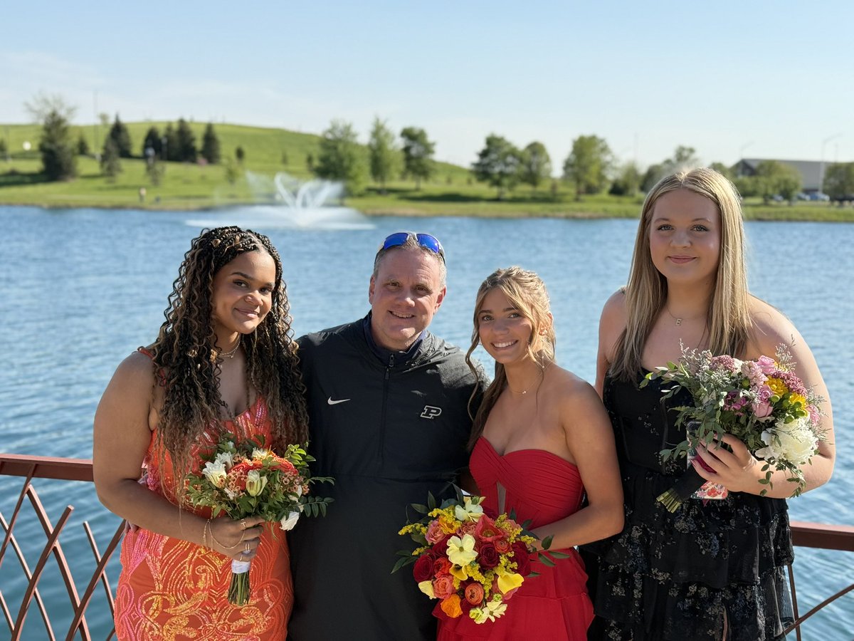 Ran into these three at Centennial Park tonight!

Hope our players and all LC students have a safe and fun Prom 2025!!

#WeAreLC