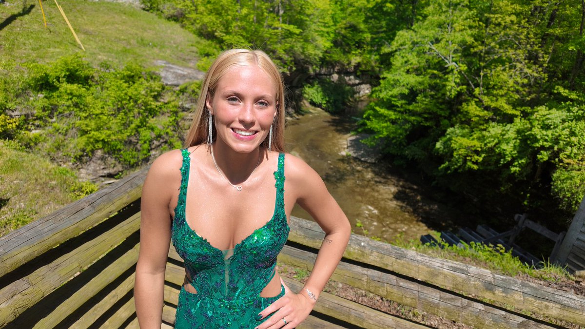 Whoa I have a model on my feed.  Stunning.. beautiful background 💛💜

@emmasorrell0607 @isabella.gainer @deannasorrell03
