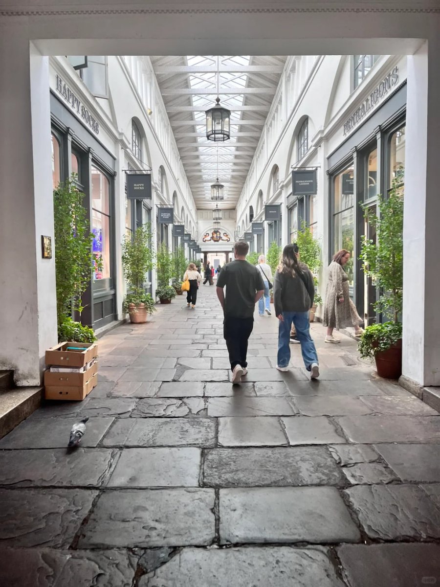 When shopping, there are souvenirs and various famous brands. There is also an Apple flagship store next door.🥰