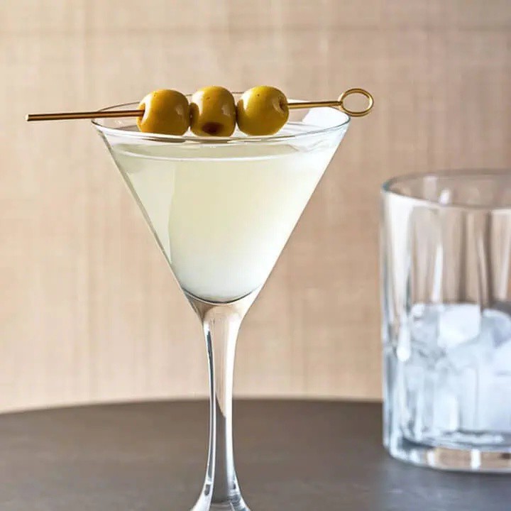 MixThatDrink's tweet photo. The Dirty Martini is a simple variation on the traditional Gin Martini - it just adds a little bit of olive brine, which clouds the cocktail (hence the name "dirty martini").
Dirty Martini Recipe
👉 https://t.co/aP2ZxzkR5S

#CocktailRecipes #HappyHour #Cocktails https://t.co/j2ikIImVrO