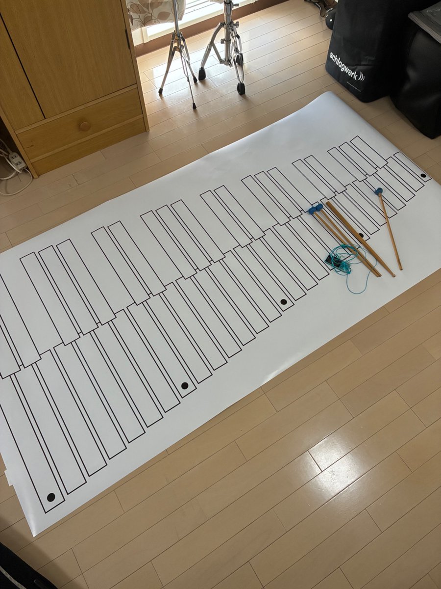 グラフィックデザイナーさんにお願いして、マリンバ紙鍵盤作成してもらいました🎹
2m×1mの大きさです
部屋にレジャーシート敷いてる感じです😊☀️
#マリンバ紙鍵盤