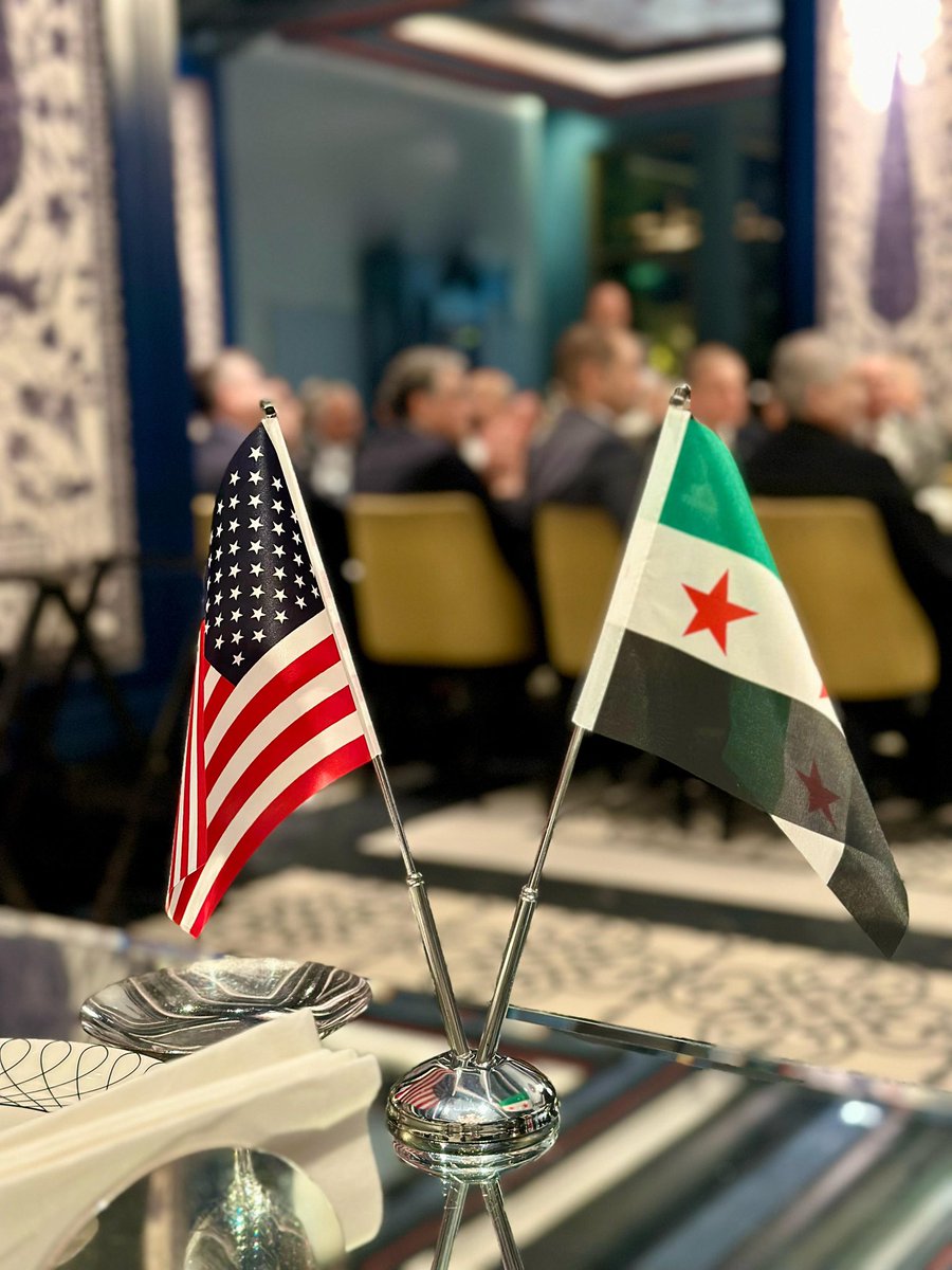 tarekktelehmd's tweet image. ما طُرح في مساحة التويتر للسيد محمود الحموي عن العقوبات الاميركية و دور الجالية السورية اليوم يعكس تضاربًا بين ثلاث رؤى:
* **رؤية أولى**، روّج لها قادة إحدى المنظمات السورية في أميركا، تعتبر أن مجرد الحديث عن السلم الأهلي أو الحوكمة تمييع للموقف، وتهاجم من يطرحه بوصفه "رماديًا".…