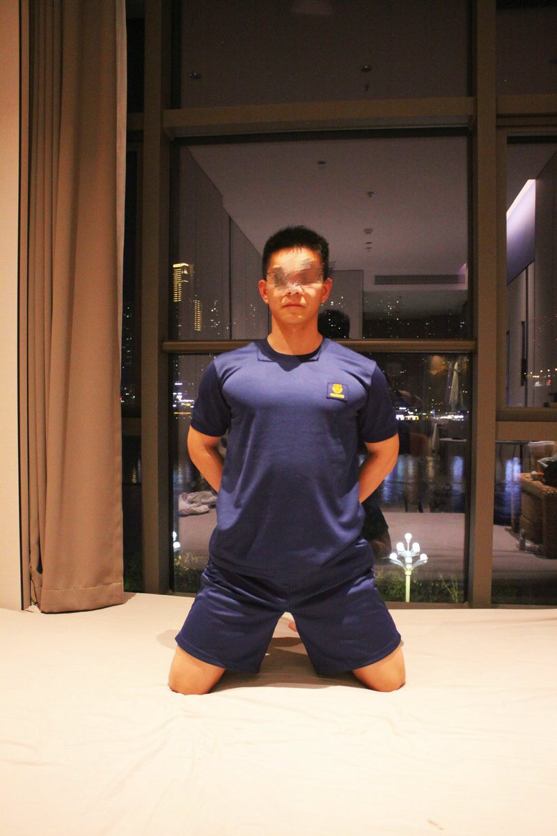 舔菊花时他发出来的骚叫声比他的鸡巴被鞭打时喊“谢谢爸爸”更悦耳。在重庆连续两晚给他完整地调教了一遍，回看拍下来的素材总忍不住会硬起来。下次回国让他试试新的项目，欢迎评论区提名。