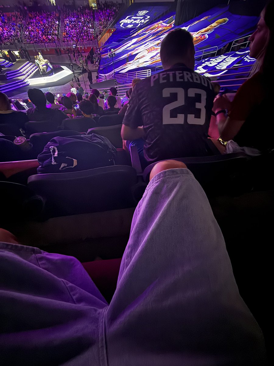 Notiwya's tweet image. PETES FAM IN FRONT OF ME LMAO 😅