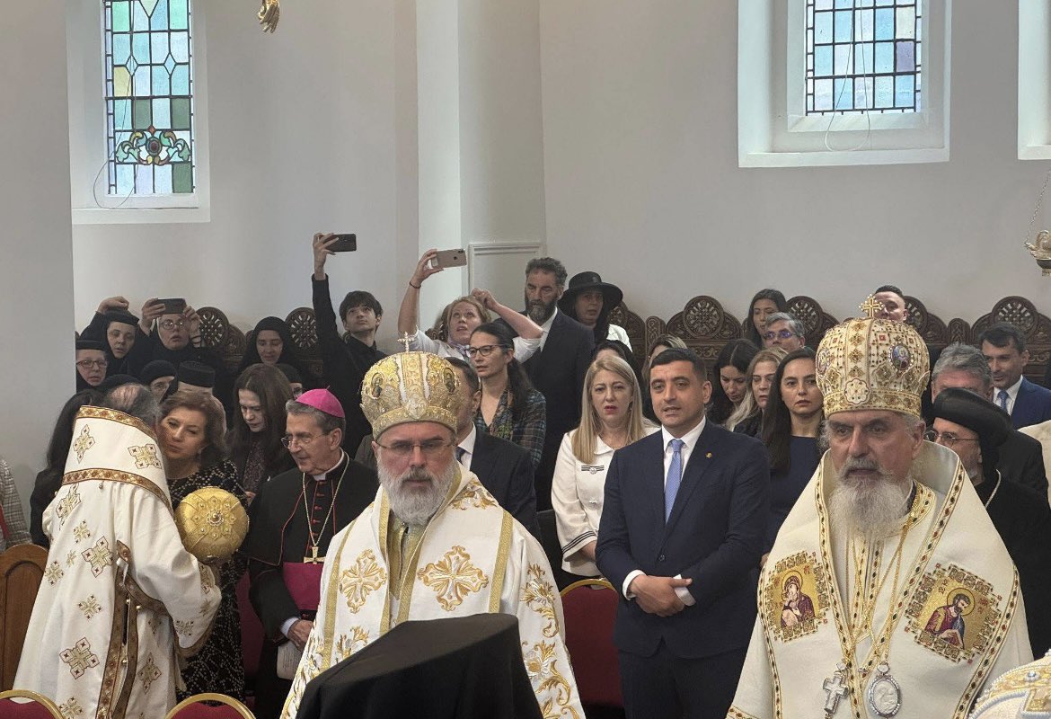 ancaSoroseanca's tweet photo. Simion s-a înfipt neinvitat la slujba de întronizare a noului episcop ortodox român  în UK.
Si-a făcut loc cu tupeu lângă diplomați care îl consideră persona non grata și a forțat intrarea la agapă. 
Când nu e scandal, e penibil. 
Fără rușine, fără mandat, fără rost. https://t.co/dUotHvG8xm