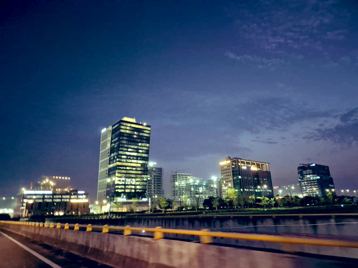 pluto_colony's tweet image. GIFT City when the sun goes down ✨

📍GIFT City, Gujarat