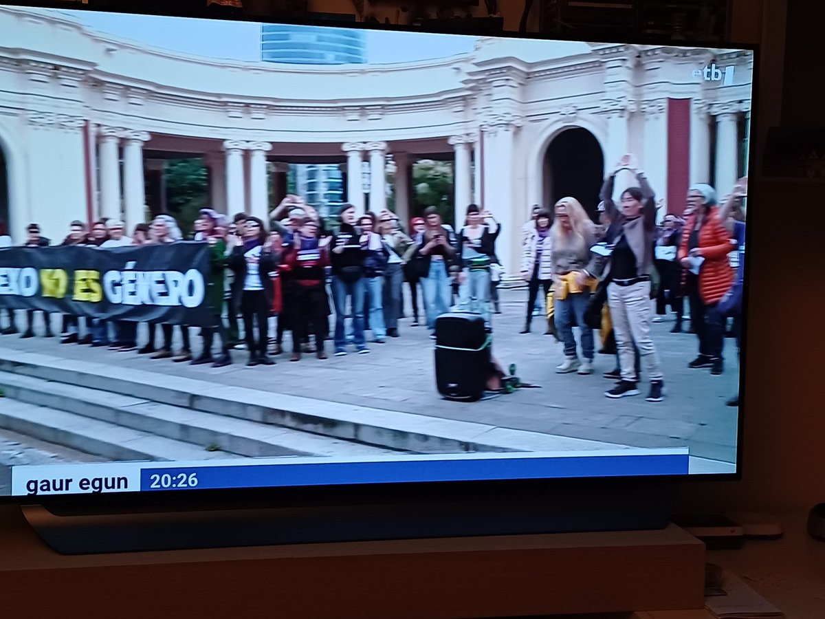Trans elkarteen erasoaren aurrean, Gaur Egun/ETBren manipulazioa lotsagarria da: "Trans jarrerek feminismoaren zatiketa adierazten dute" eta: «Bi protesta poliziaren zaintzapean»