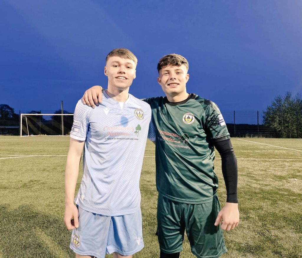 jamie5815's tweet photo. Absolutely class two lads 10 years apart still kicking ball together from Glentoran to #Weebreda ๐๐คโช๏ธ https://t.co/jOnSr11U9U