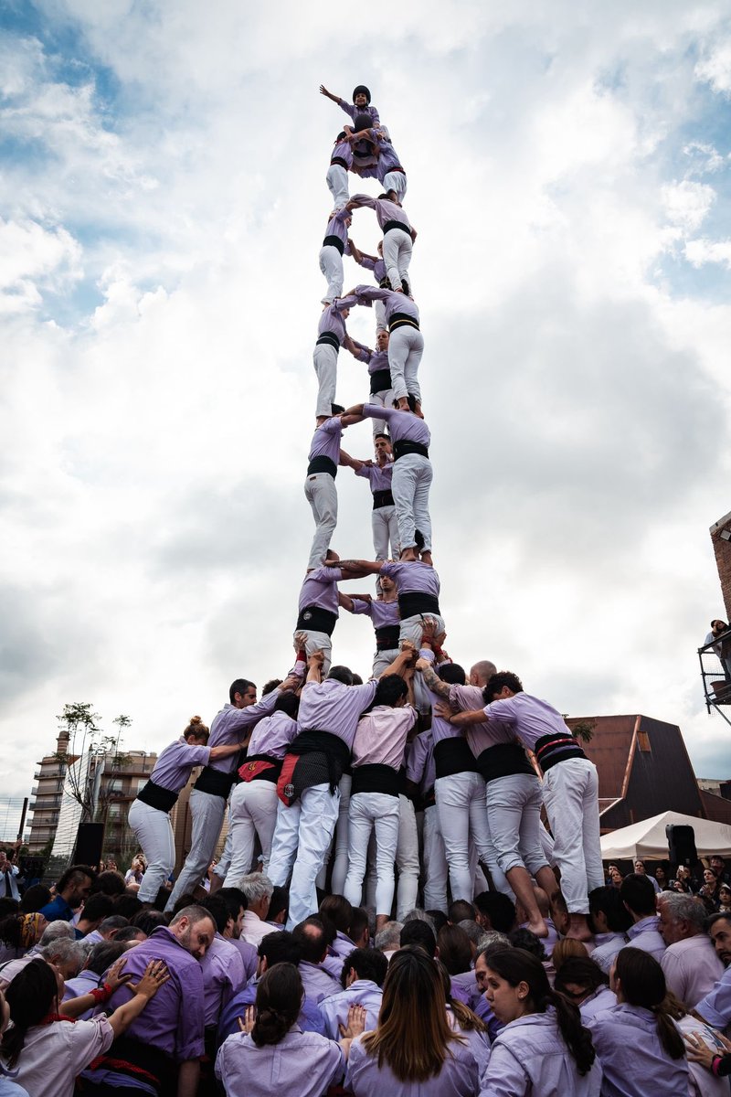 Minyons's tweet photo. Cal Reig ja és plaça de 9!

Avui hem actuat amb motiu de la Fira Modernista-Memorial Xavi Bacardit.

Hi hem descarregat els primers 3 de 9 amb folre, 5 de 8 i pilar de 6 de la temporada. També hi hem fet el 2 de 8 amb folre i 3 pilars de 5.

#FiraModernistaTRS #terrassa #castells https://t.co/9eZDayEpy3