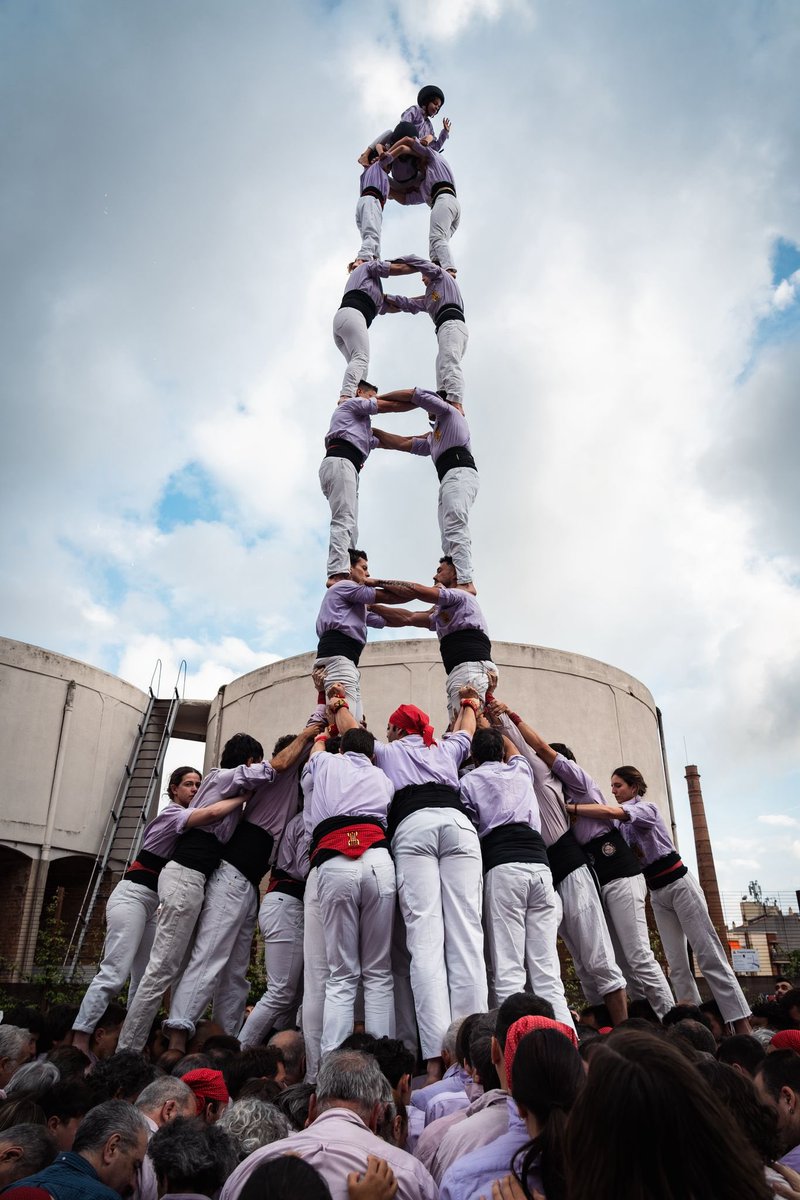 Cal Reig ja és plaça de 9!

Avui hem actuat amb motiu de la Fira Modernista-Memorial Xavi Bacardit.

Hi hem descarregat els primers 3 de 9 amb folre, 5 de 8 i pilar de 6 de la temporada. També hi hem fet el 2 de 8 amb folre i 3 pilars de 5.

#FiraModernistaTRS #terrassa #castells