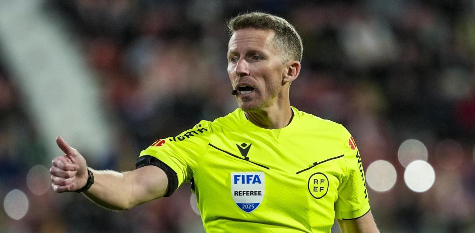 👮‍♂️ Alejandro Hernández Hernández, qui a été désigné arbitre du Clasico décisif pour le titre demain, a tenu une réunion 'secrète' hier avec Javier Tebas et des représentants du Real Madrid (en visioconférence).

➖ Cette rencontre avait pour but de traiter certaines questions