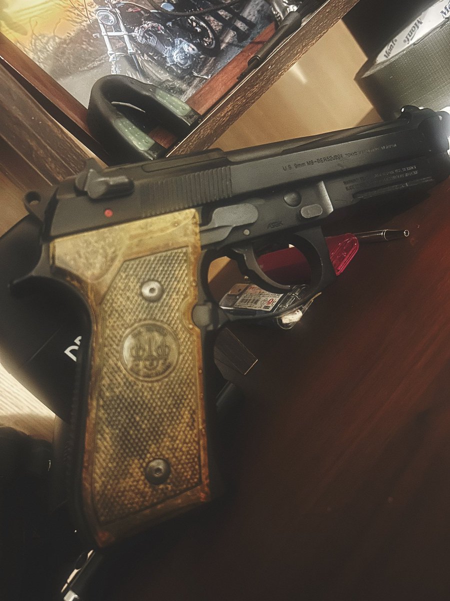 バカな自分がウッドグリップなんかをポチろうとしてたから腕で黙らせた。
#ベレッタ #m9a1