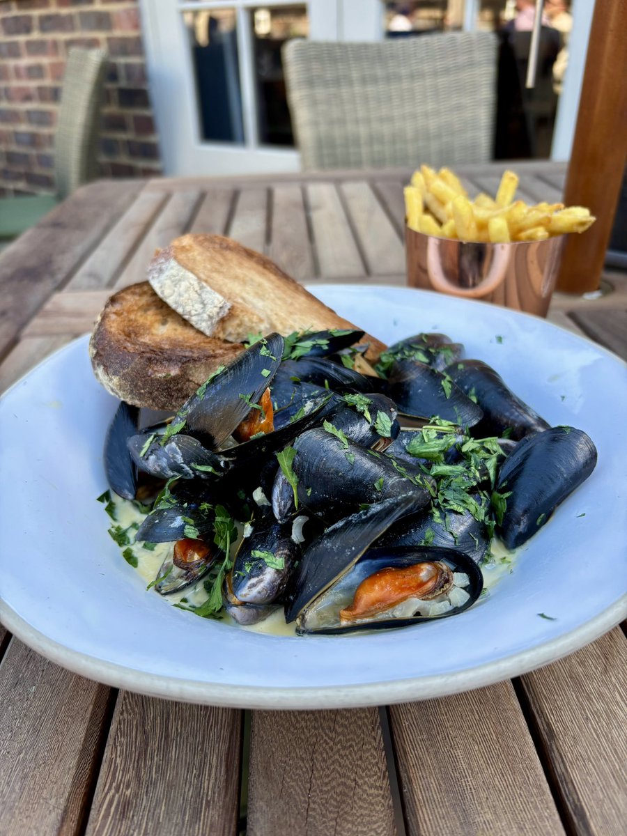 Sun’s out, mussels out😎

<a href="/TheGrantleyArms/">The Grantley Arms</a> 

#mussels #sun #alfresco 

<a href="/YoungsPubs/">Young's Pubs</a>