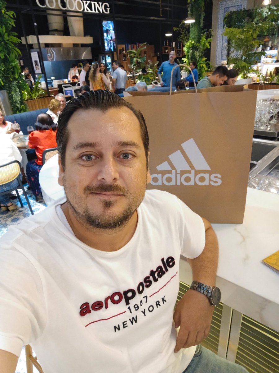 Este hdp debe estar preso y pudriéndose en la cárcel. No dándose lujos con el dinero de los machaleños. Miserable bastard0