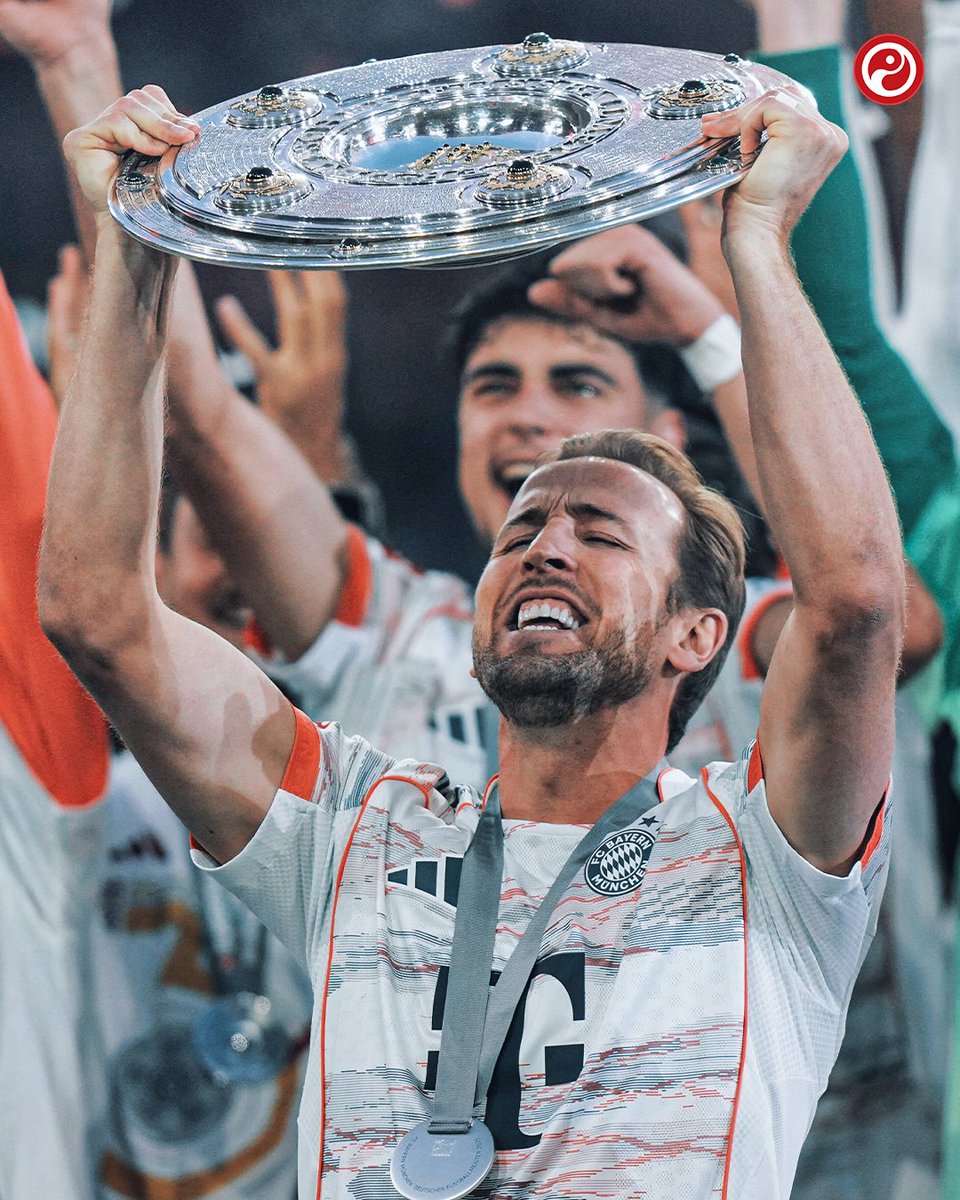 The moment he's been waiting for. 

Harry Edward Kane has his hands on the first major trophy of his career. 

Things you love to see. 😍🏆