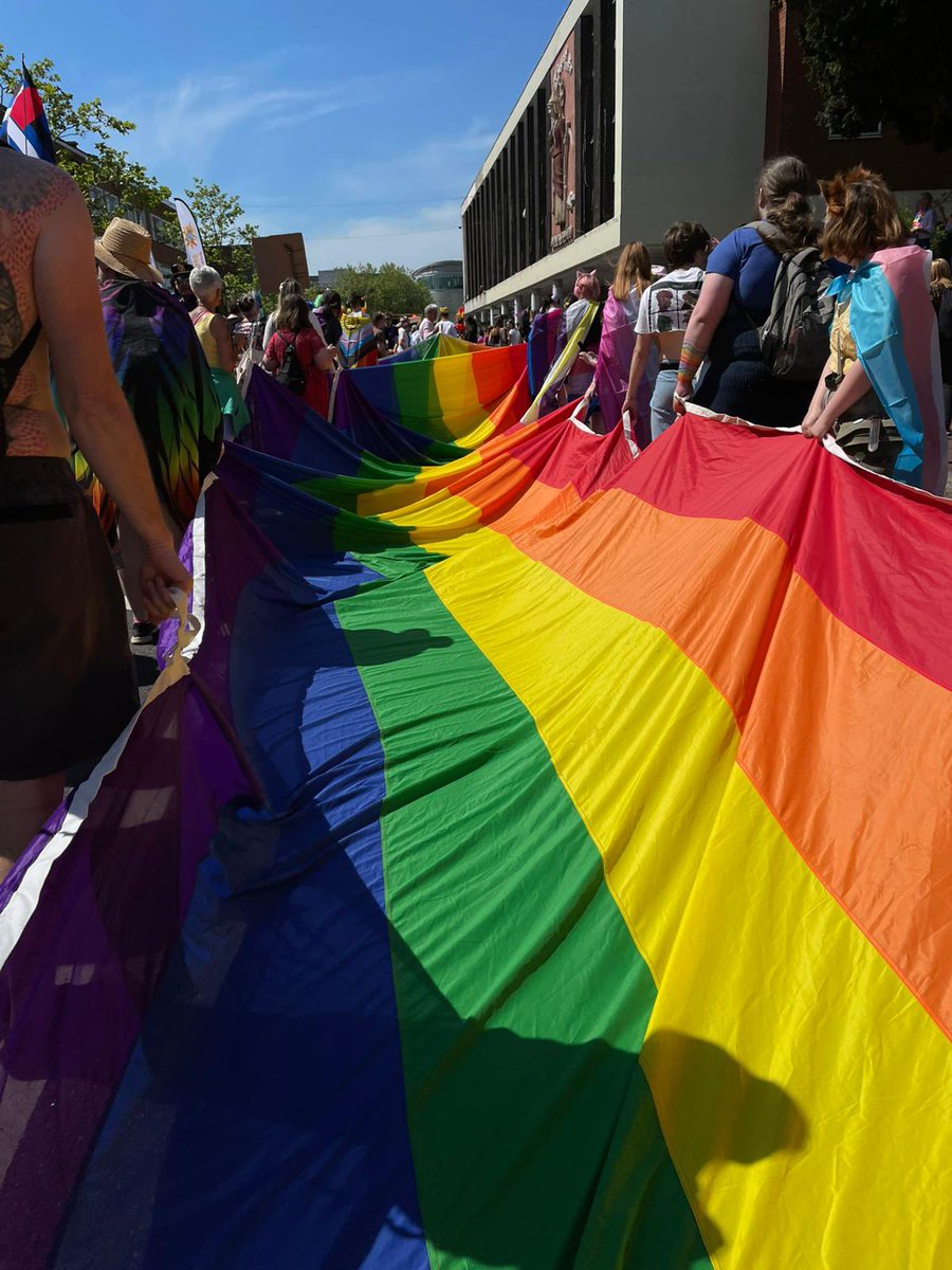 SJW_writer's tweet image. The sun is shining and it must be #exeterpride 🏳️‍🌈🏳️‍⚧️🏳️‍🌈🏳️‍⚧️💜💜💜