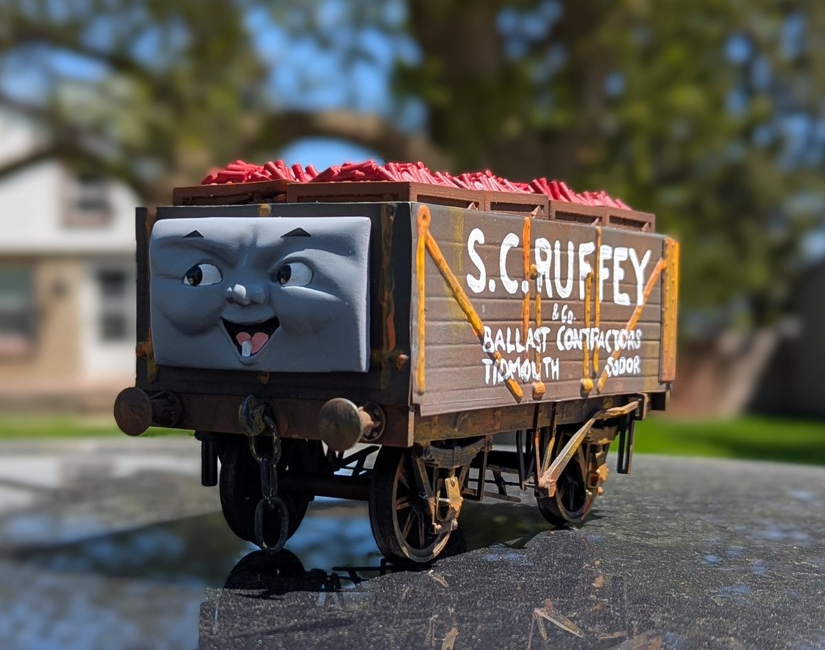 GingerOnRails's tweet image. S.C.Ruffey, the leader, led their call 🎵
With rotten wood & rusty frames, I now own my very own S.C.Ruffey in Gauge 1!