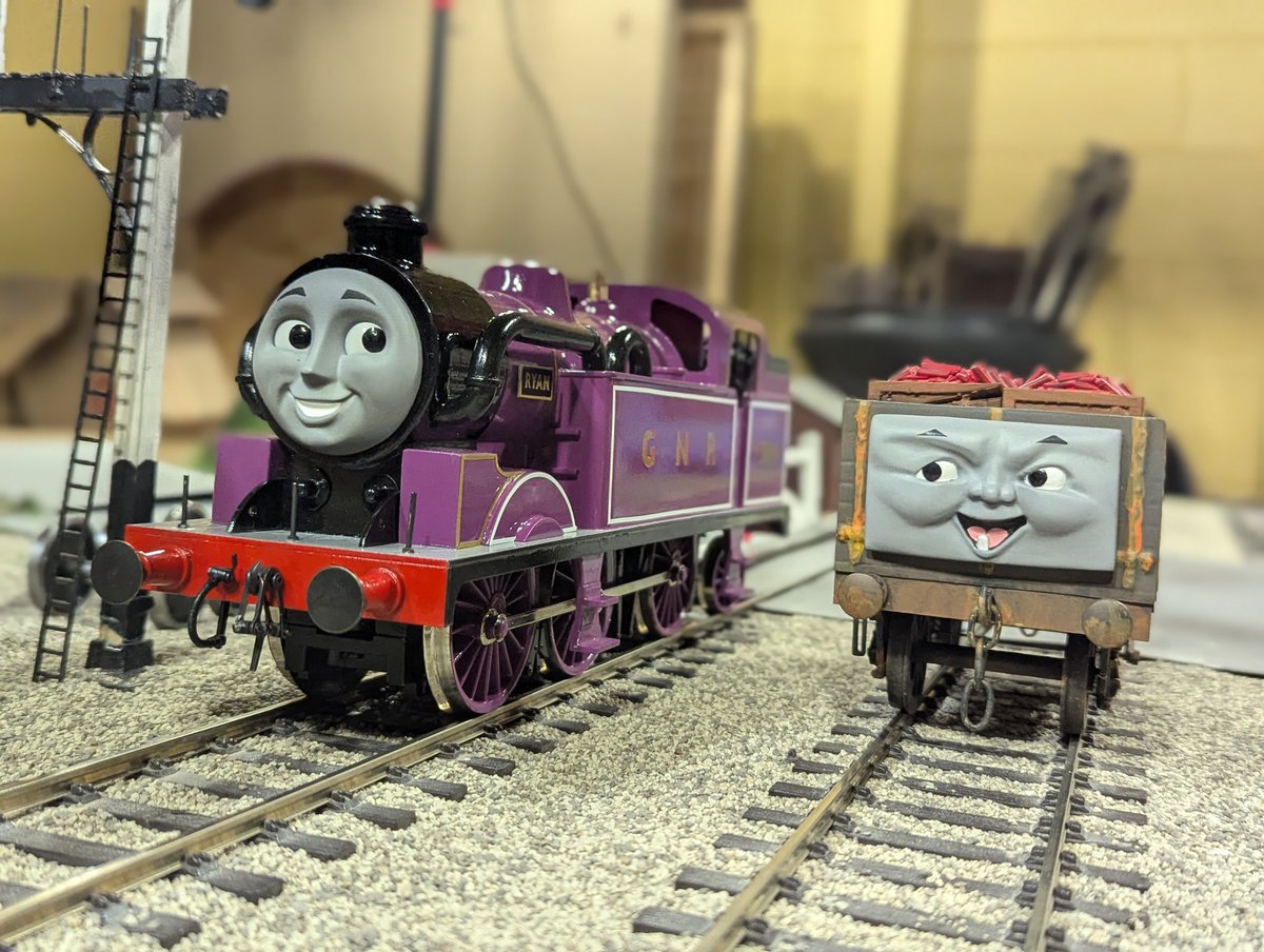GingerOnRails's tweet image. S.C.Ruffey, the leader, led their call 🎵
With rotten wood & rusty frames, I now own my very own S.C.Ruffey in Gauge 1!