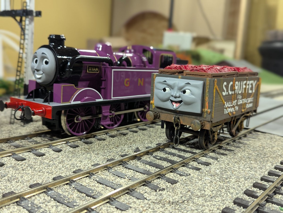 GingerOnRails's tweet image. S.C.Ruffey, the leader, led their call 🎵
With rotten wood & rusty frames, I now own my very own S.C.Ruffey in Gauge 1!