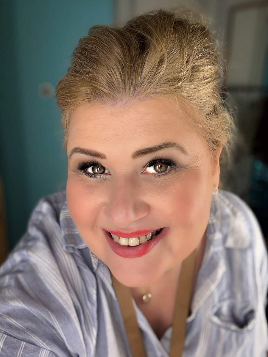 Social media has connected me with the most brilliant new friends and also allowed others to reveal their true natures. I’m grateful for both opportunities. 
Social media is NOT all bad.
Thanks to you good ‘uns who continue to travel this online path with me and make me smile 💕