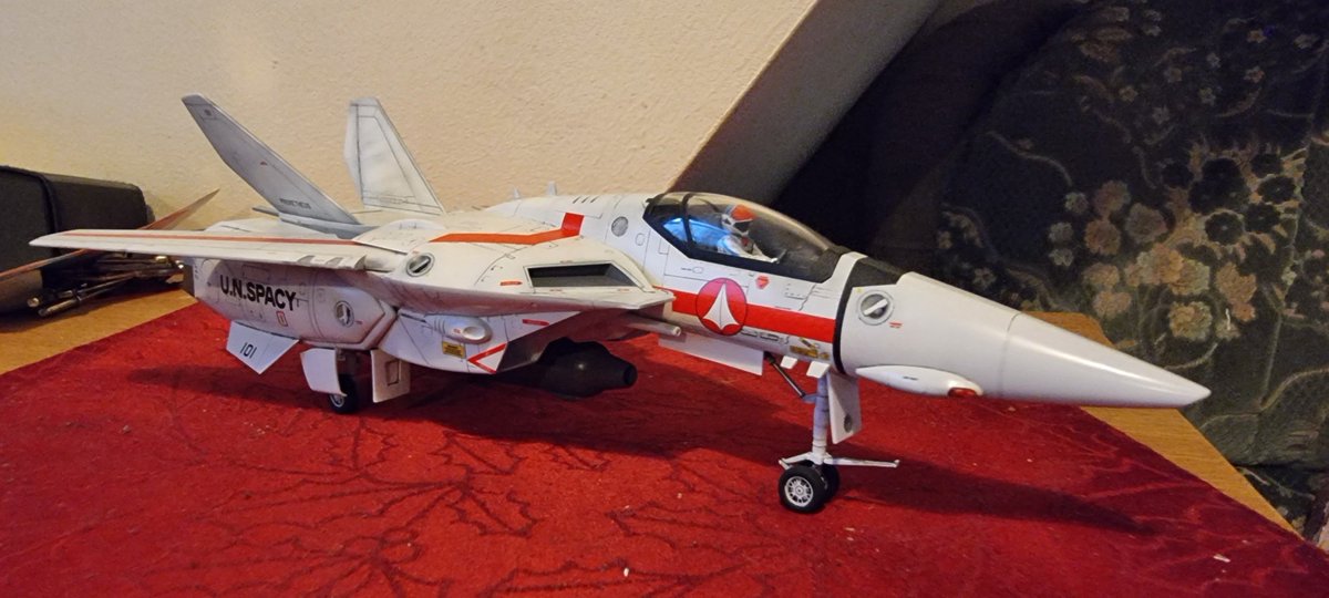 Werthead's tweet image. A Valkyrie VF-1A from the anime Macross (1982), better known in the west as a Veritech fighter from Robotech (1985). My friend Andrew painted it up for me (I cannot paint for toffee).

#Macross #Robotech