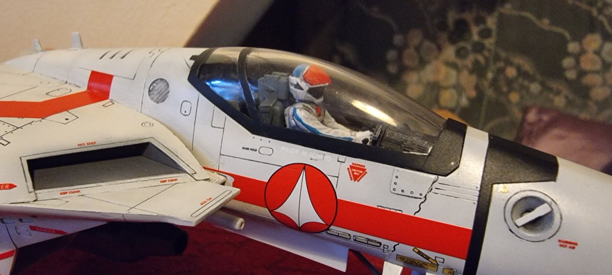 Werthead's tweet image. A Valkyrie VF-1A from the anime Macross (1982), better known in the west as a Veritech fighter from Robotech (1985). My friend Andrew painted it up for me (I cannot paint for toffee).

#Macross #Robotech